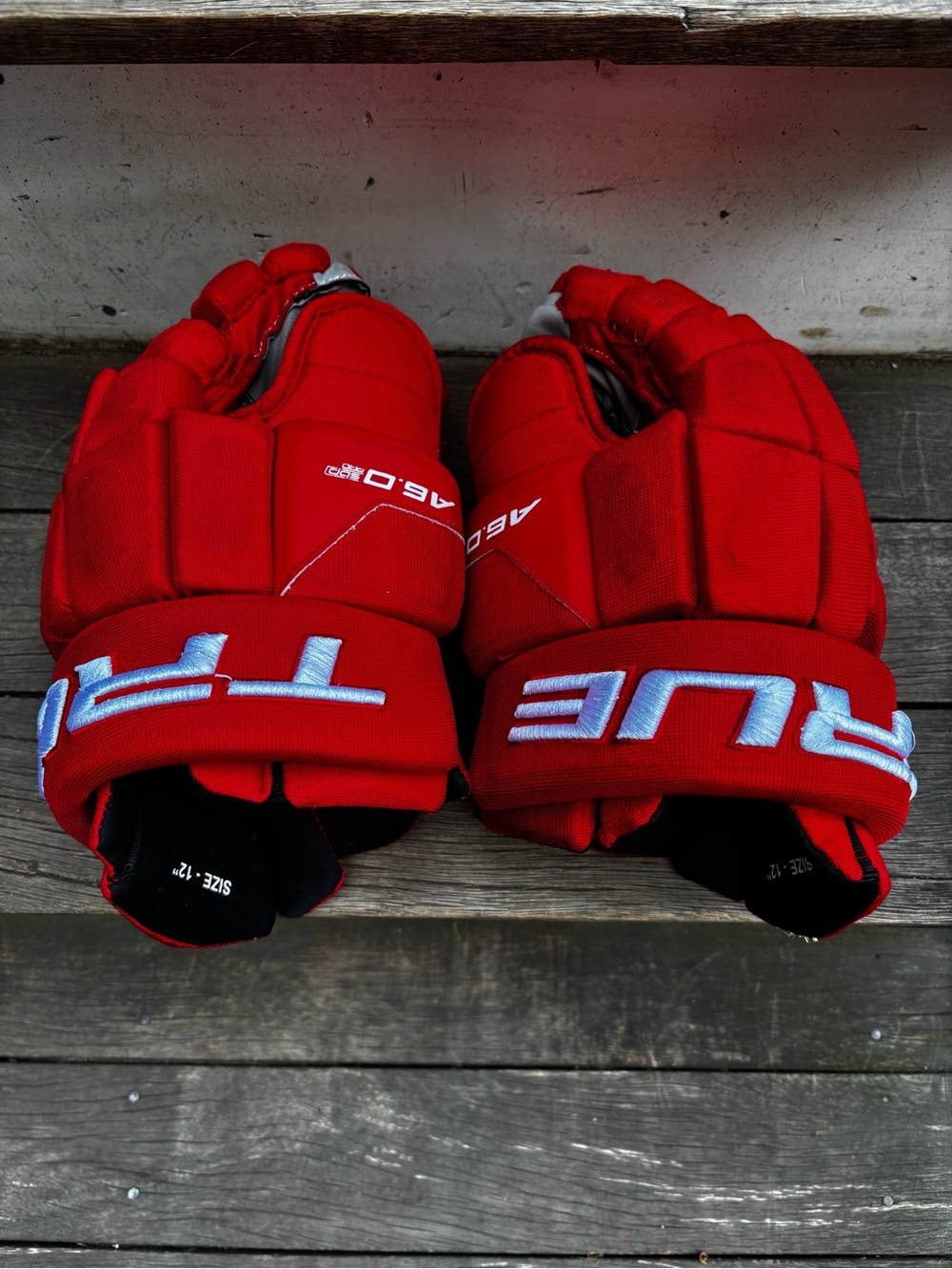 True A6.0 SBP senior hockey gloves